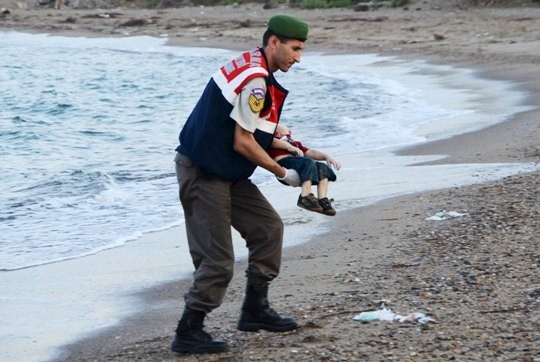 Một trong những  bức ảnh thay đổi thế giới chính là ảnh thi thể em bé Syria Aylan Kurdi chết đuối trên bãi biển thuộc khu du lịch Bodrum, Thổ Nhĩ Kỳ.